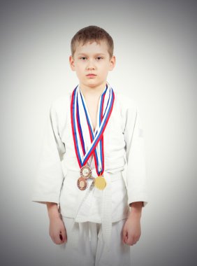 Beyaz kimono ile mücadele madalya karate çocuk