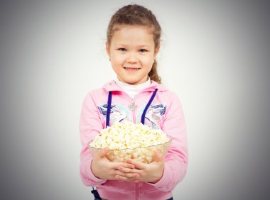 Patlamış Mısır ile küçük bir kız portresi