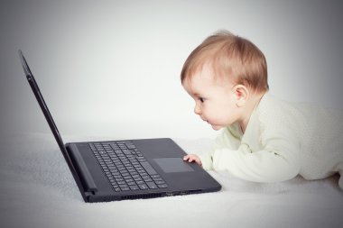 Şirin bebek çocuk siyah dizüstü bilgisayar ile
