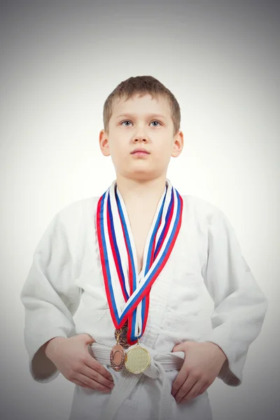 Karate fiú fehér kimonó a harci érem — Stock Fotó