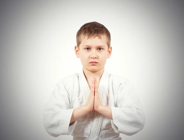 Karate fiú fehér kimonóban harcol — Stock Fotó