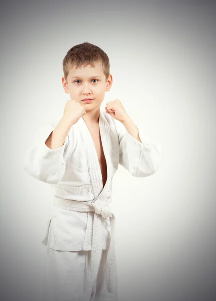 Karate pojke i vit kimono slåss — Stockfoto