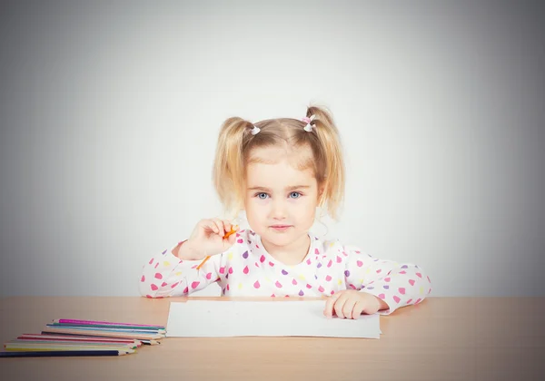 Kleines Mädchen zeichnet am Tisch Bleistifte. — Stockfoto