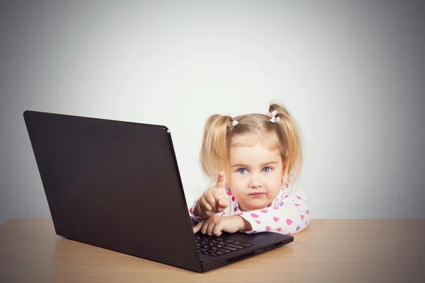 Niña en el ordenador . —  Fotos de Stock