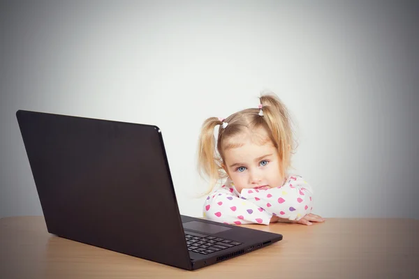 Niña en el ordenador . —  Fotos de Stock