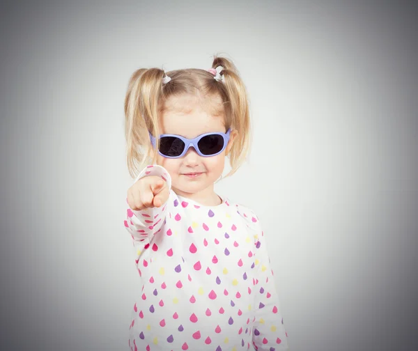 Pequena menina da moda em óculos de sol — Fotografia de Stock