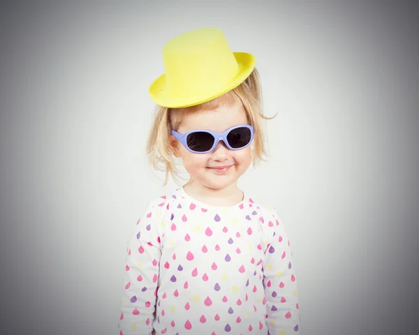 Pequena menina da moda em óculos de sol — Fotografia de Stock