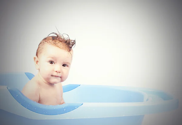 Feliz poco babe es bañado en azul lavabo — Foto de Stock