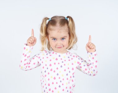 işaret parmağı ile işaret giyen küçük kız bir yerlerde