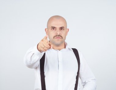Kel işadamı kamera ile işaret.