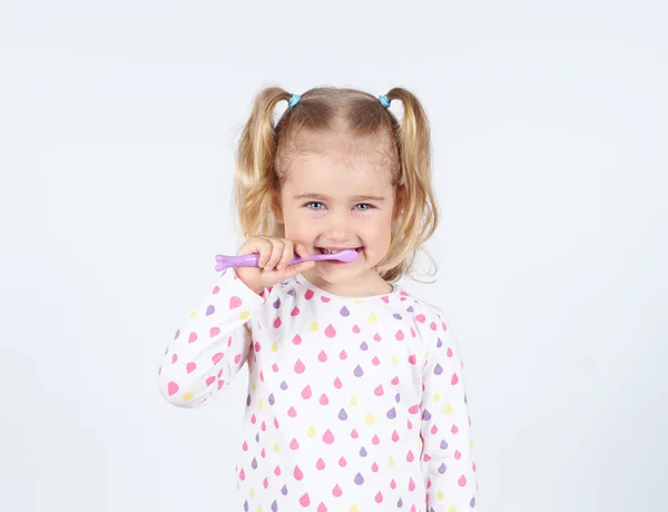 Menina escovar os dentes. — Fotografia de Stock