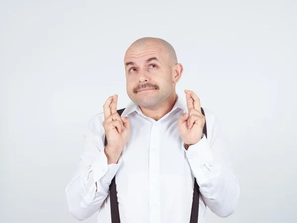 Warten auf einen besonderen Moment. Mann mit Glatze im Hemd hält Finger cr — Stockfoto