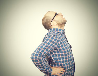 Yoğun sırt ağrısı olan beyaz adam