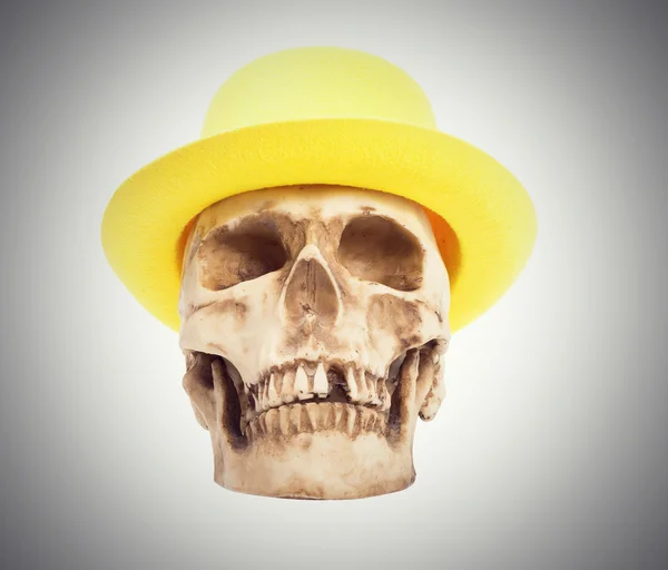 Calavera en el sombrero amarillo —  Fotos de Stock