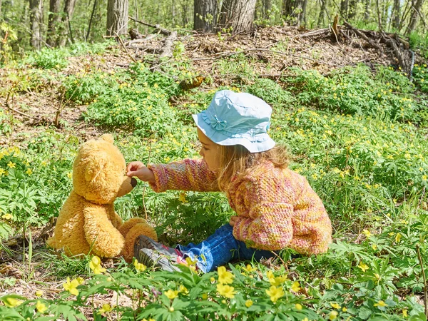 Linda chica jugando con un oso de peluche —  Fotos de Stock