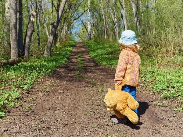 Το παιδί είναι το περπάτημα διαδρομή με αρκουδάκι — Φωτογραφία Αρχείου