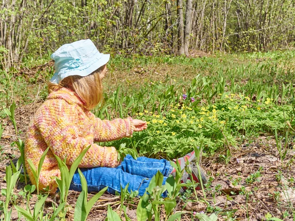 Chica feliz en el prado con flores amarillas . —  Fotos de Stock