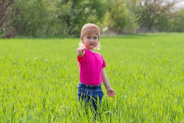 Liten flicka som leker — Stockfoto