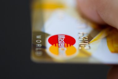 MasterCard banka kredi kartları tutan adam.