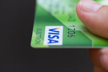 Visa banka kredi kartları tutan adam.