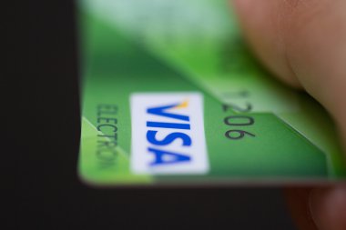 Visa banka kredi kartları tutan adam.