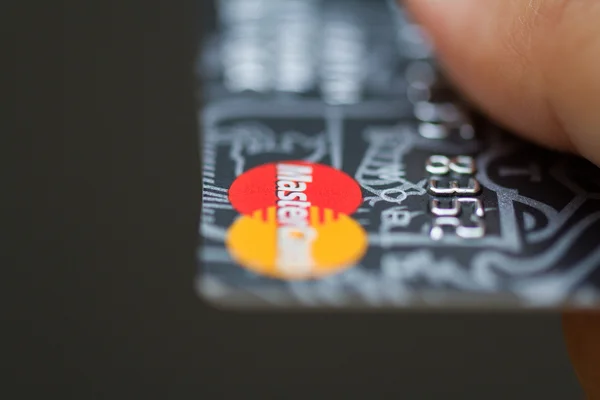 Homem segurando cartões de crédito bancários mastercard . — Fotografia de Stock