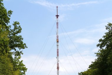 Mavi gökyüzü üzerinde anten