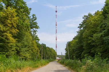 Mavi gökyüzü üzerinde anten