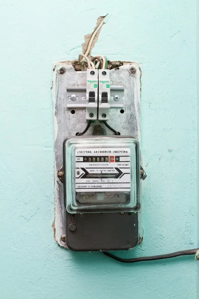 壁に電気メーター — ストック写真