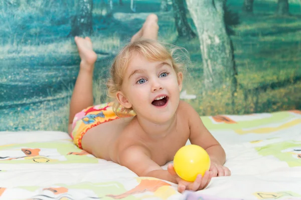 Menina brincando na cama — Fotografia de Stock