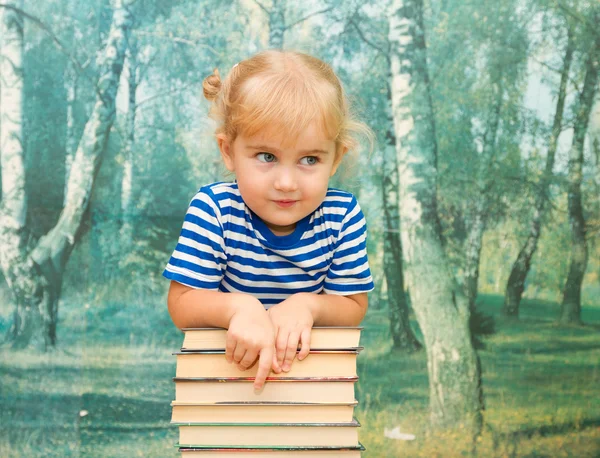 La niña con los libros — Foto de Stock