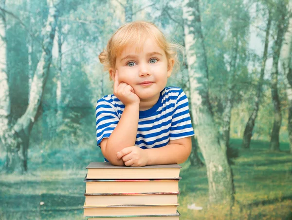 La niña con los libros —  Fotos de Stock