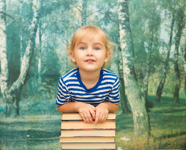 La niña con los libros — Foto de Stock