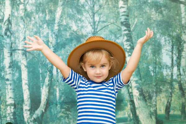 小さな女の子がカウボーイで遊んで — ストック写真