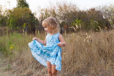 Çimenlerin üzerinde dans komik kız