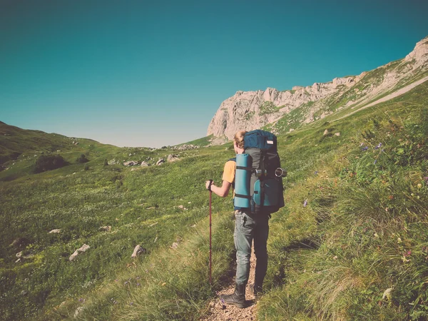 Caminhante masculino com mochila — Fotografia de Stock