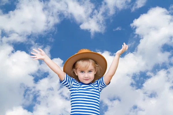 Mała dziewczynka kapelusz na tle nieba — Zdjęcie stockowe