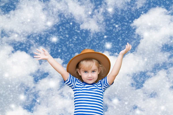 Dziewczynka na tle nieba i śnieg. — Zdjęcie stockowe