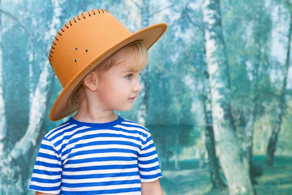 Liten flicka som leker i cowboy — Stockfoto