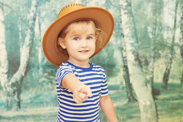Mała dziewczynka gra w cowboy — Zdjęcie stockowe
