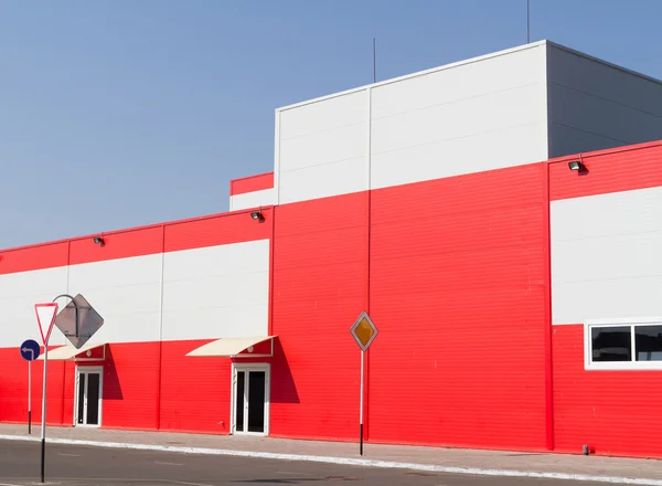 Op de gevel van een grote industriële gebouw, gemaakt van aluminium pa — Stockfoto