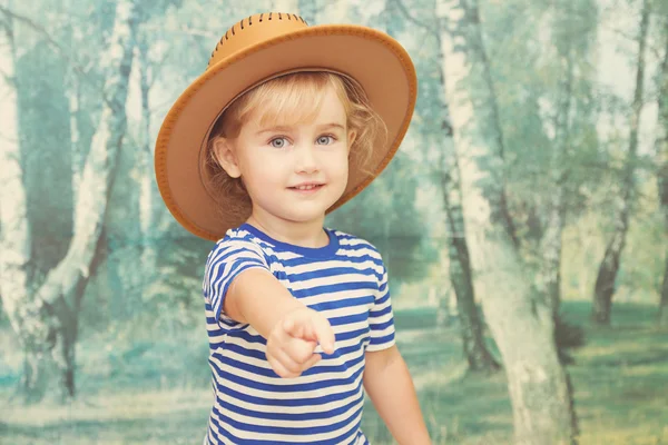 Menina brincando em cowboy — Fotografia de Stock