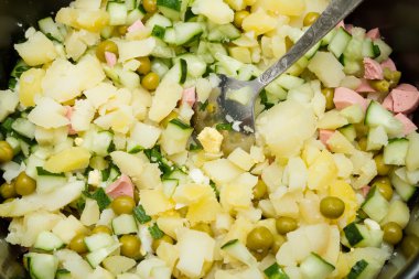 Kış salatası olivier