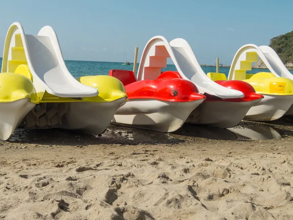 Catamaranes en forma de delfines de colores — Foto de Stock