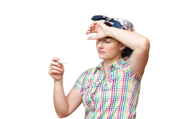 Mujer enferma joven mirando un termómetro aislado — Foto de Stock