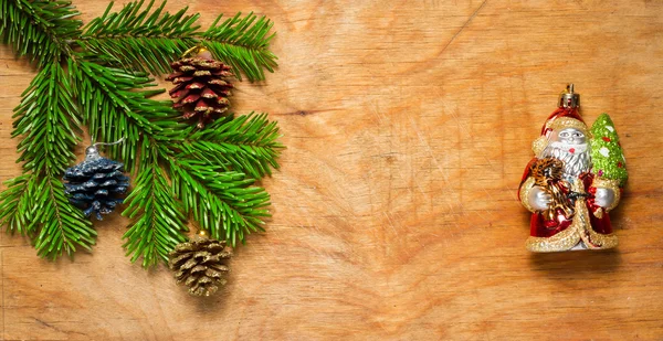 Boże Narodzenie drzewo gałązka i zielony święty Mikołaj na drewniane stare rustykalne b — Zdjęcie stockowe