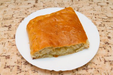 Dilim pasta patates ve plaka üzerinde lahana ile.