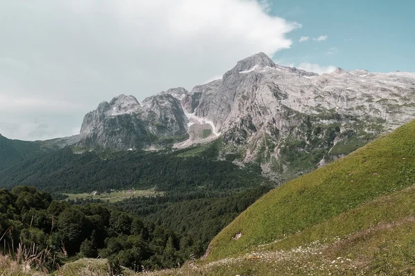 Τοπίο του φθινοπώρου βουνό με δάσος και υψηλής Mo Καύκασο — Φωτογραφία Αρχείου