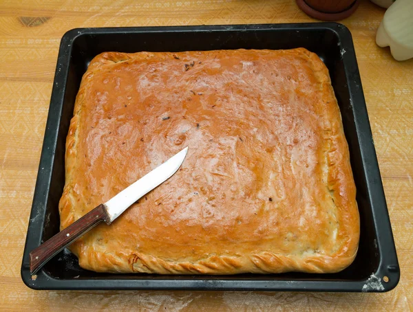 Pastel con patatas y col en la bandeja para hornear — Foto de Stock