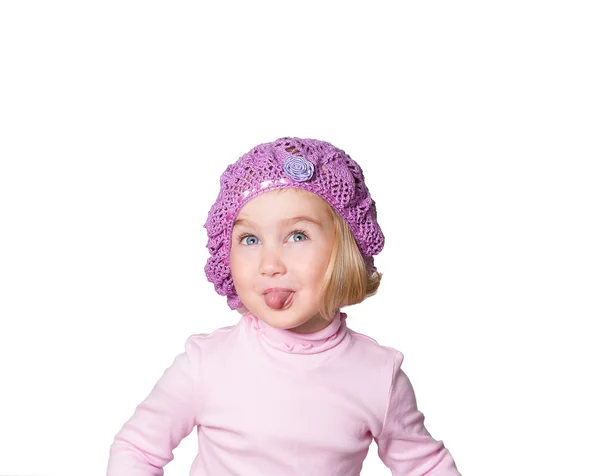 Веселая маленькая девочка в берете показывает язык . — стоковое фото